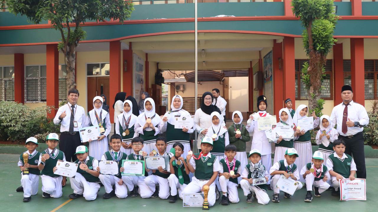 Upacara Senin, MI Pembangunan Diajak Merawat Bumi hingga Merawat Tradisi Berprestasi