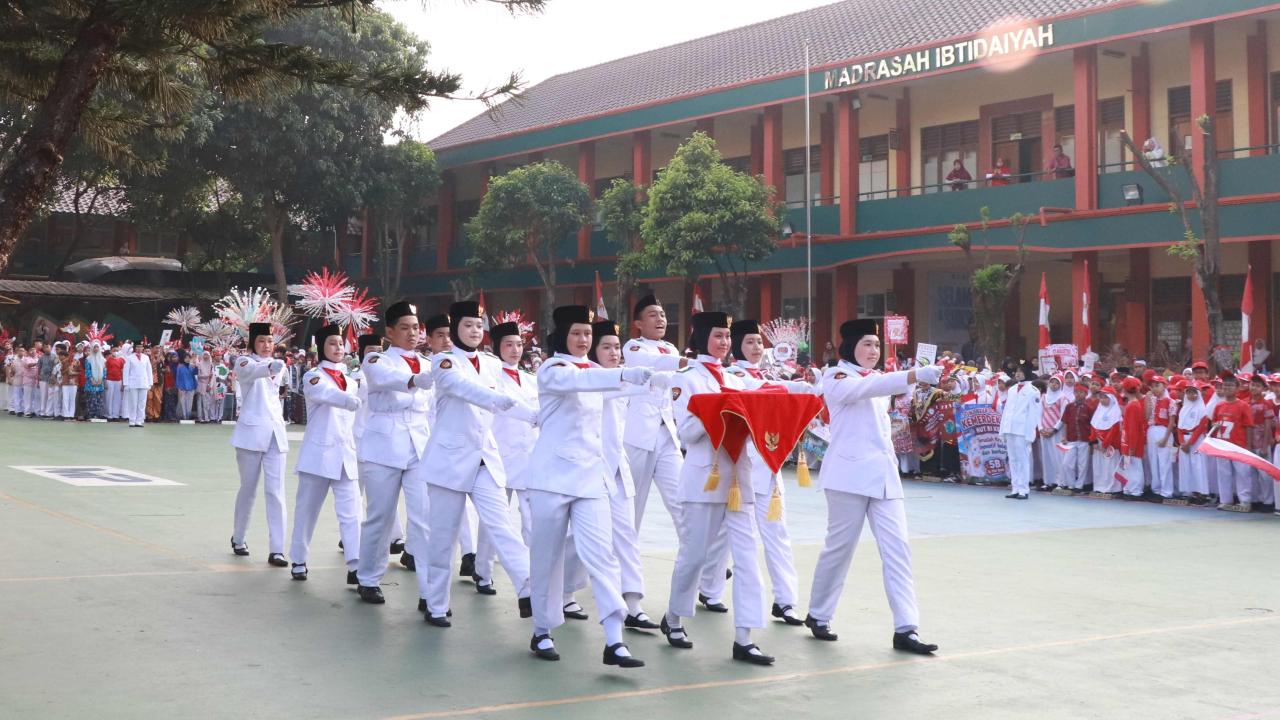 Upacara HUT ke-81 RI di Madrasah Pembangunan, Tanamkan Disiplin dan Semangat Berkarya