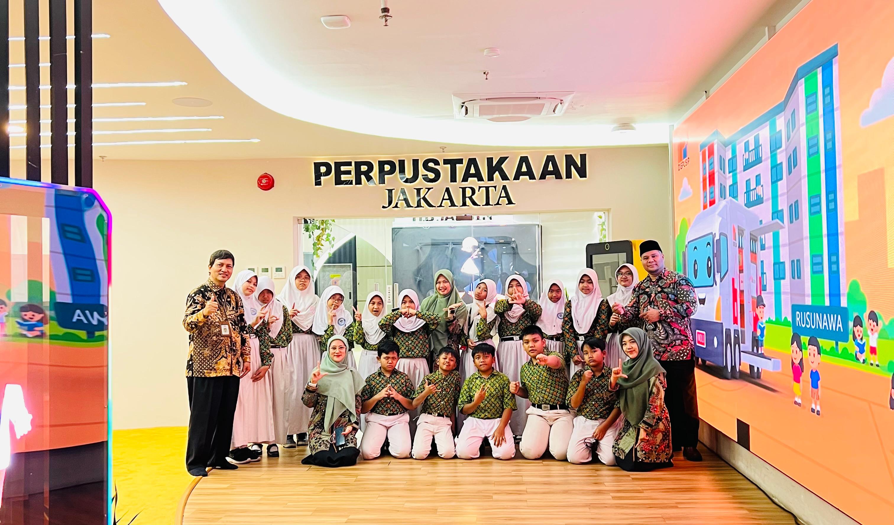 Serunya Library Tour MI Pembangunan UIN Jakarta  Menjelajah Dunia Literasi di Perpustakaan Jakarta dan Pusat Dokumentasi Sastra H.B. Jassin